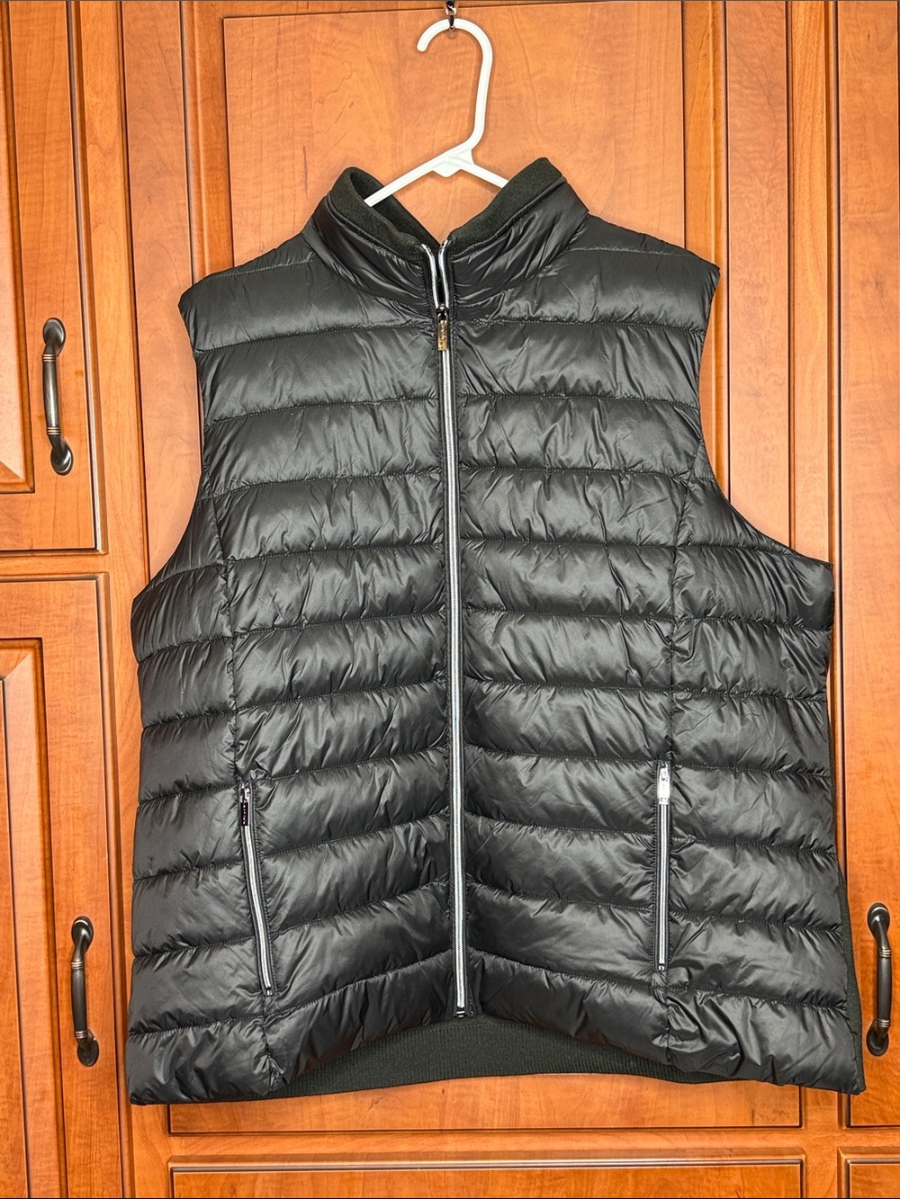 Tahari Women’s Black Quilted Down-Style Puffer Vest. New with tags. Size: 1X